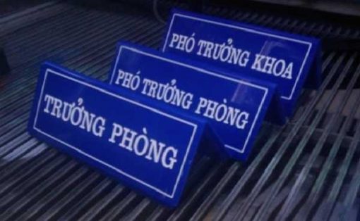 Kệ chức danh mica